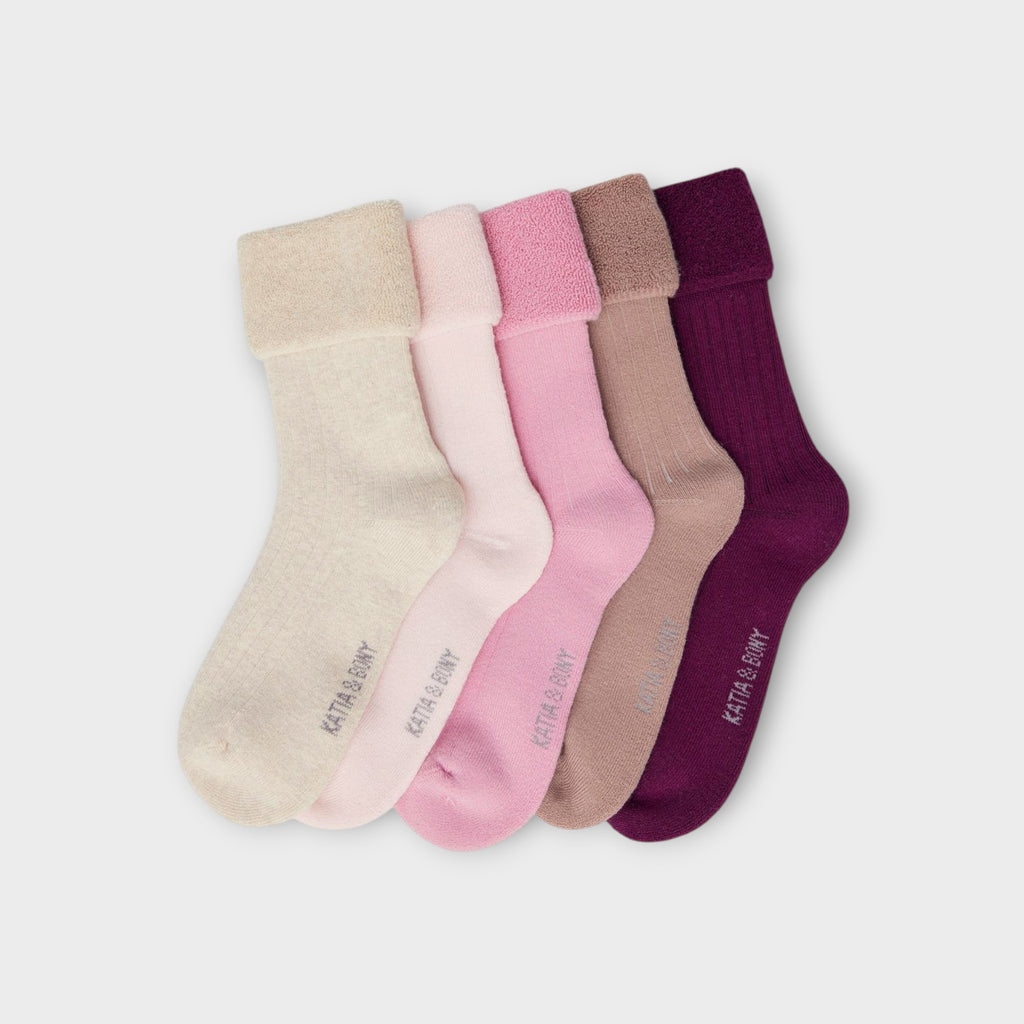 5er Set Socken in Creme, Beige, Rosa und Violett, nebeneinander gelegt, Detailansicht des weichen Bundes.