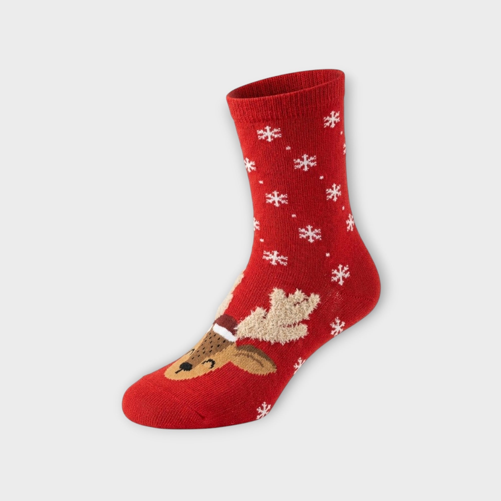 Rote Damen Socke mit weißem Schneeflocken-Muster und Rentier-Kopf. Detailansicht des beigen, flauschigen 3D-Geweihs.