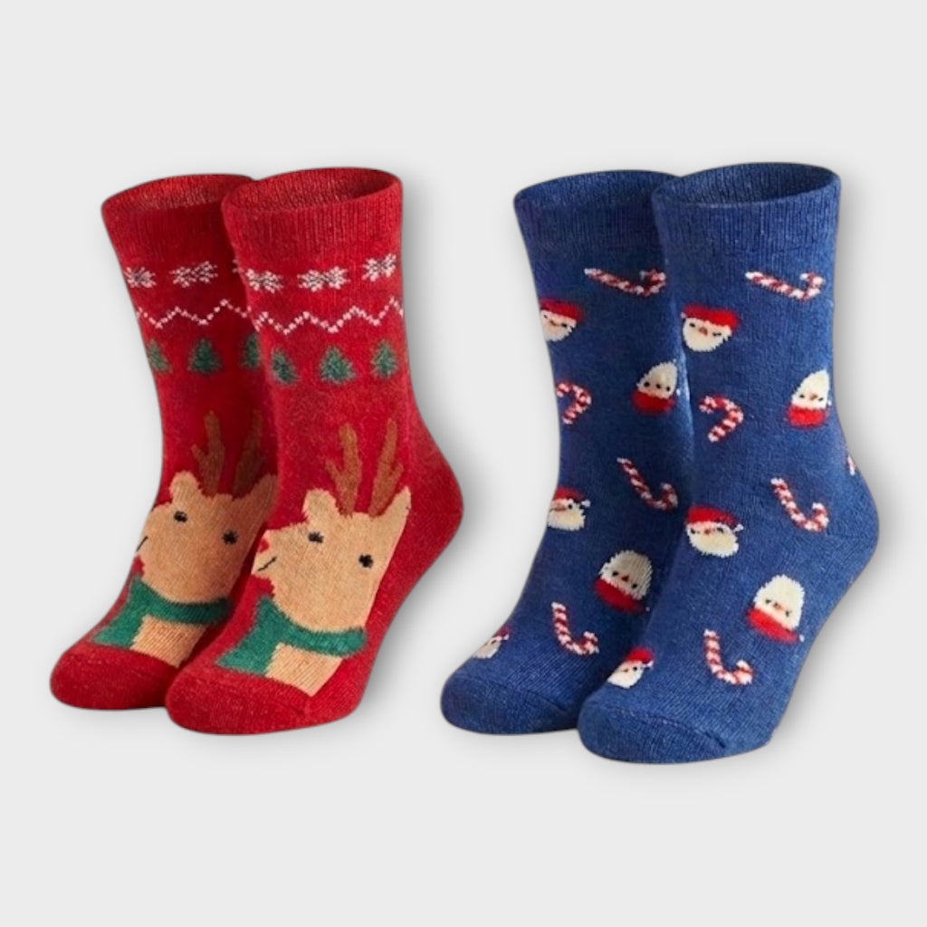 Süßes 2er Pack Weihnachtssocken für Kinder. Rot mit Rentier & Blau mit Weihnachtsmann. Sichere Antirutsch-Sohle, 82% weiche Baumwolle & Öko-Tex zertifiziert.