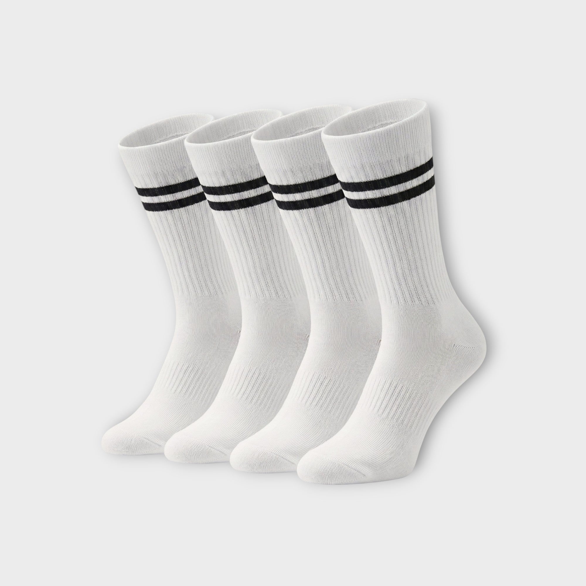 4er Set weiße Sport-Socken mit schwarzen Streifen am Bund, stehend.